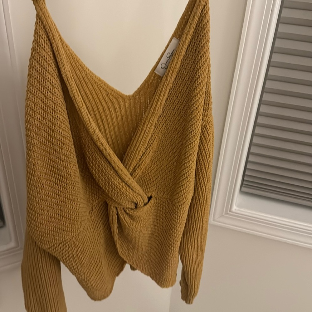 Mustard color short sweater
Jessica Simpson brand